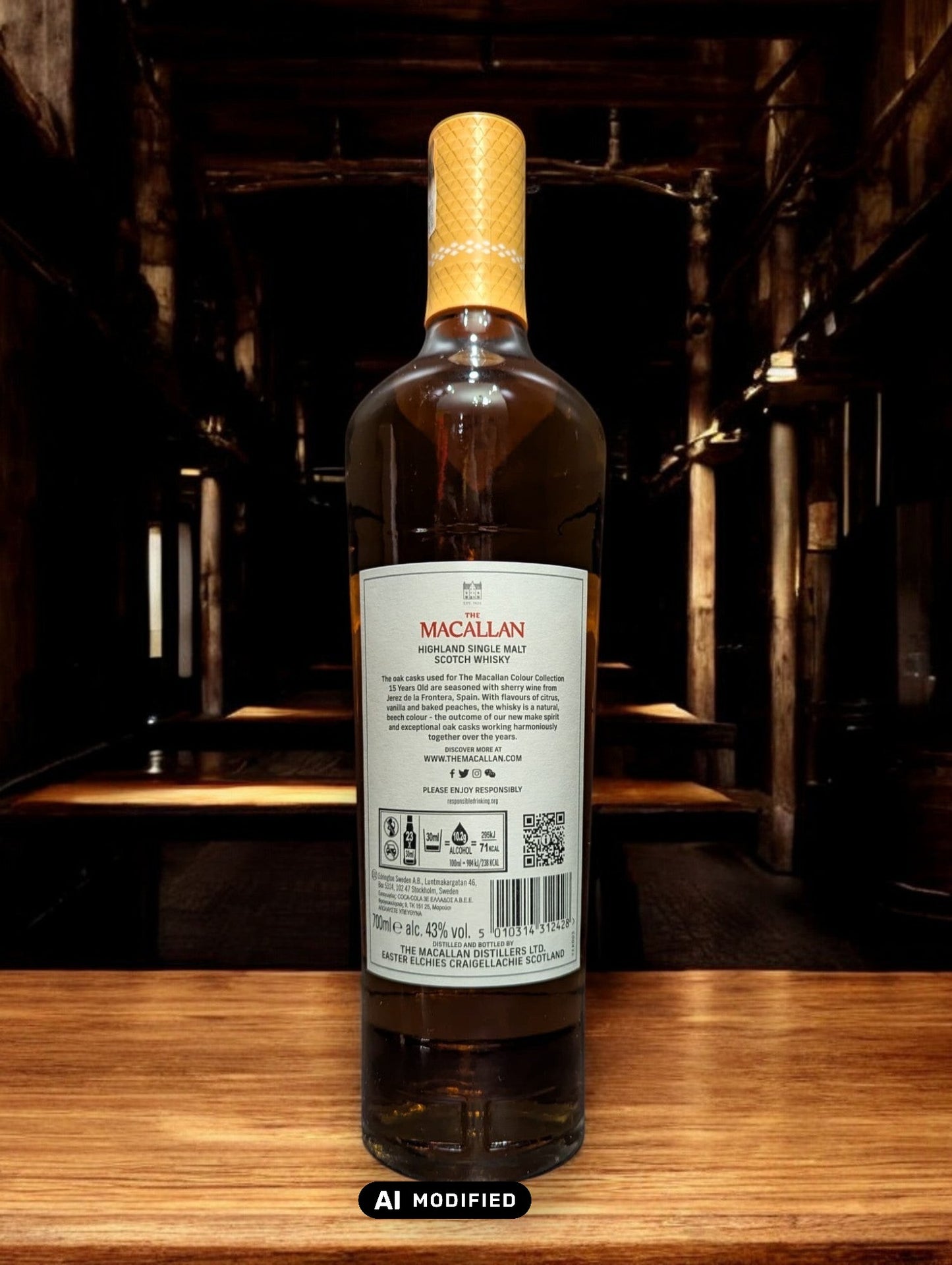 The Macallan 15 Years Old Colour Collection Flasche mit edlem Design und charaktervollem, gereiftem Whisky in hochwertiger Geschenkverpackung.