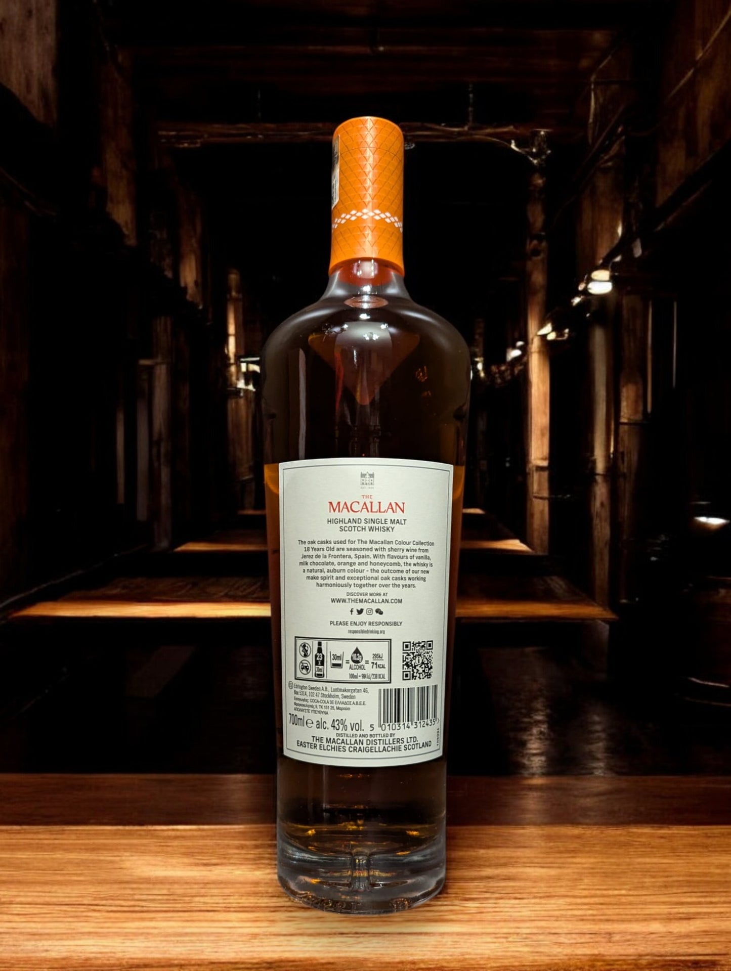 The Macallan 18 Years Old – Colour Collection Flasche mit edlem Design und reichhaltigem, komplexem Geschmack, der die Tradition des schottischen Whiskys verkörpert.