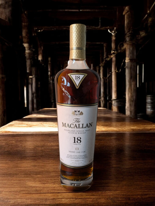 The Macallan Sherry Oak 18 Years Old Flasche mit edlem Design und reichem, sherrygeprägtem Charakter, ein exklusiver Single Malt Whisky aus Schottland.