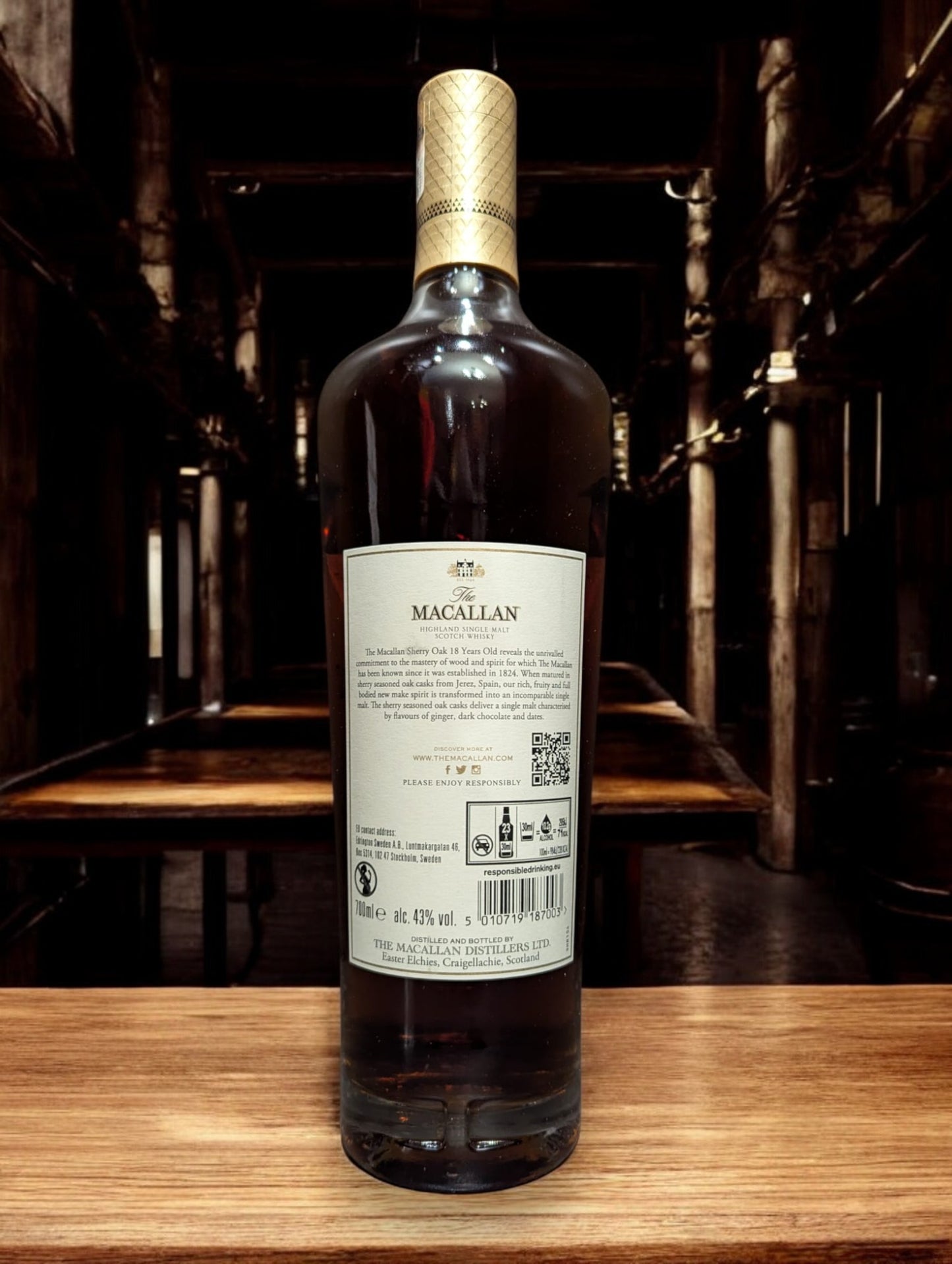 The Macallan Sherry Oak 18 Years Old Flasche mit edlem Design und reichem, sherrygeprägtem Charakter, ein exklusiver Single Malt Whisky aus Schottland.