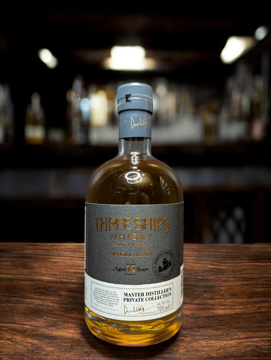 Three Ships African Single Malt Whisky auf Bar vor dunklem Hintergrund