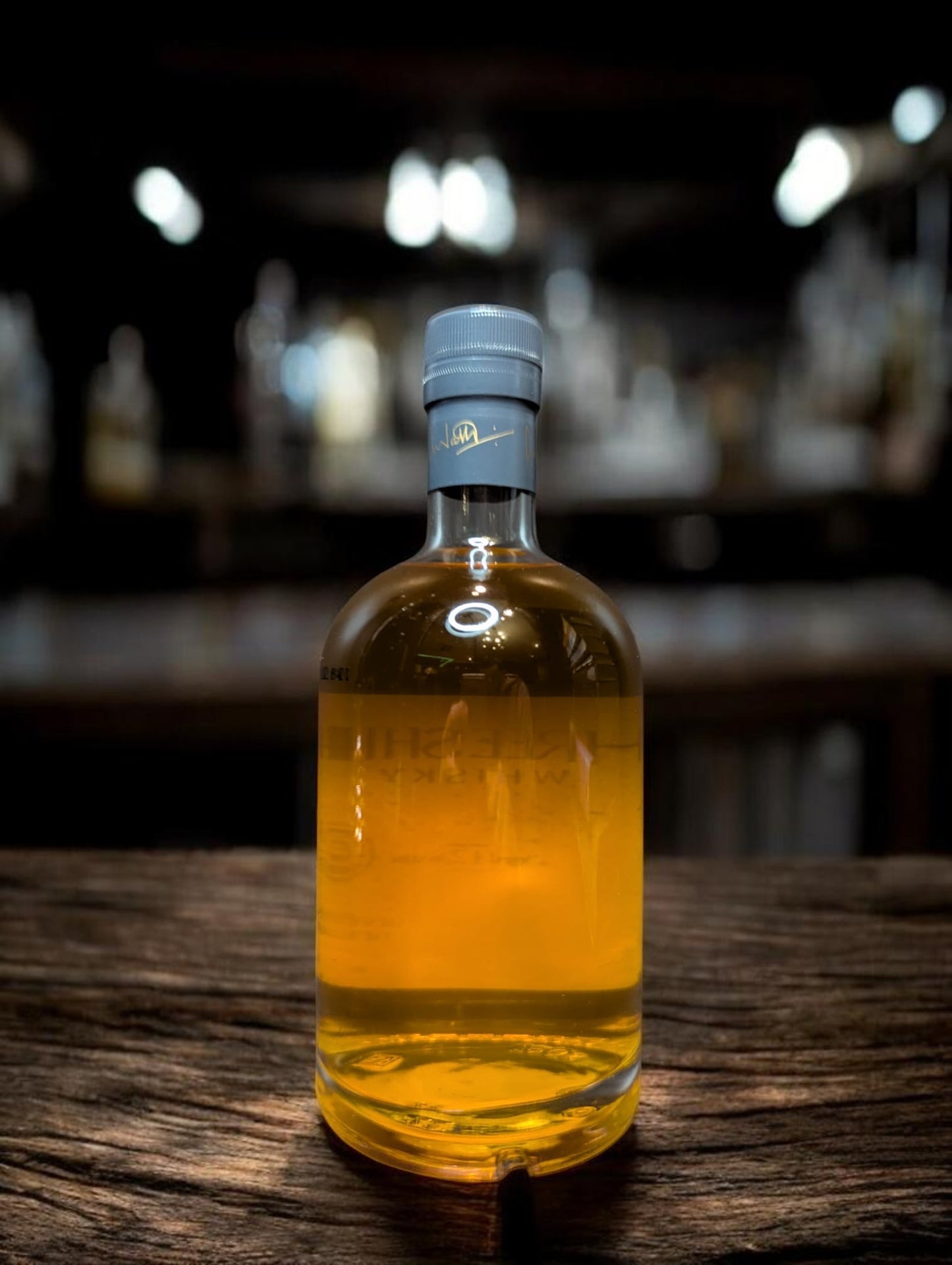 Three Ships African Single Malt Whisky auf Bar vor dunklem Hintergrund