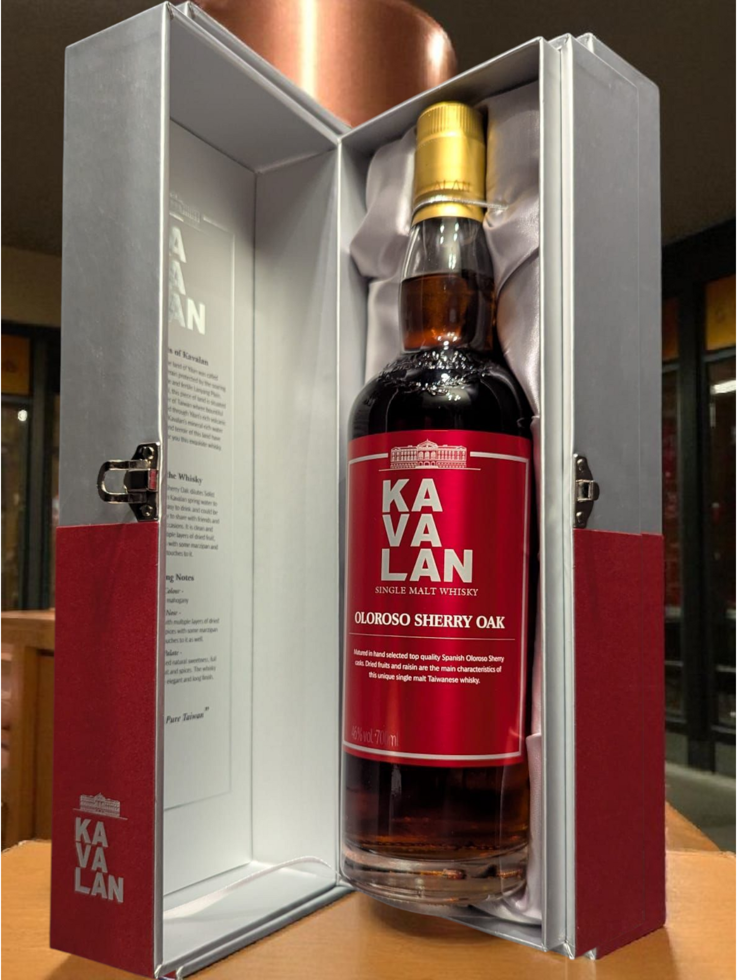 Kavalan Whisky vor dunklem Hintergrund