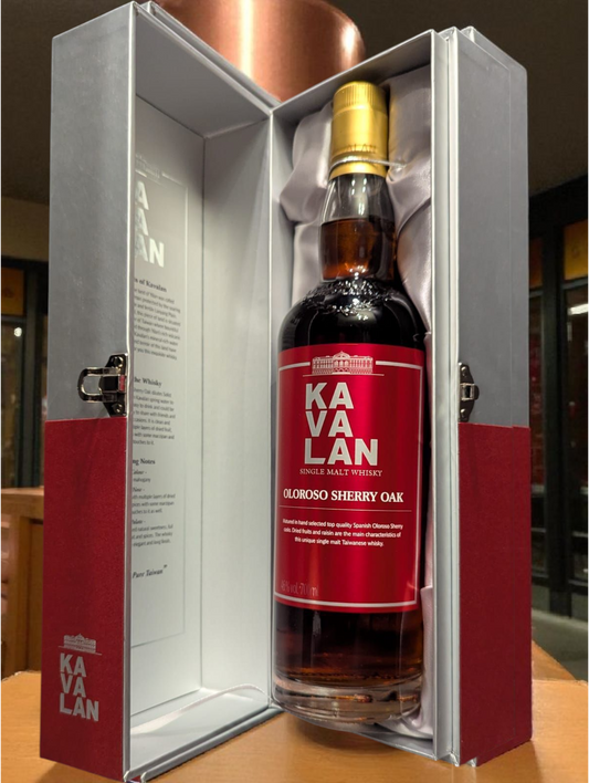 Kavalan Whisky vor dunklem Hintergrund