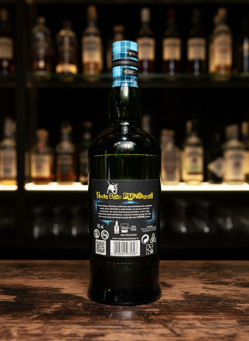 Whiskyquartier Ardbeg Ardcore Islay Single Malt 0.7L Flasche mit punkigem Design und Reißverschluss-Detail am Hals. Dunkle Farbe, rauchiges Aroma.