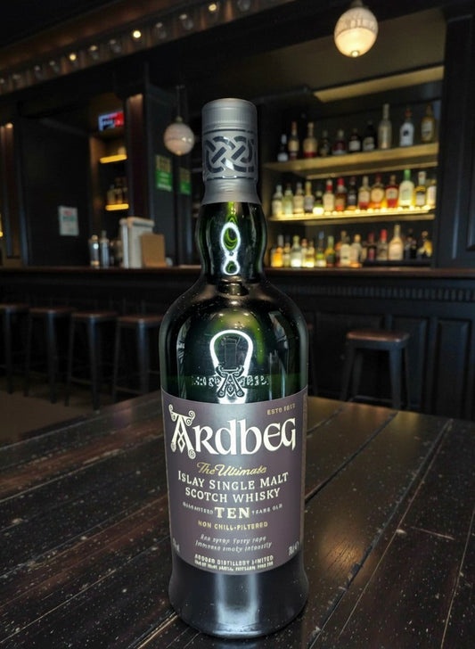 Ardbeg Ten 10 Jahre Islay Single Malt Scotch Whisky in dunkler Flasche mit braunem Etikett, 0,7L