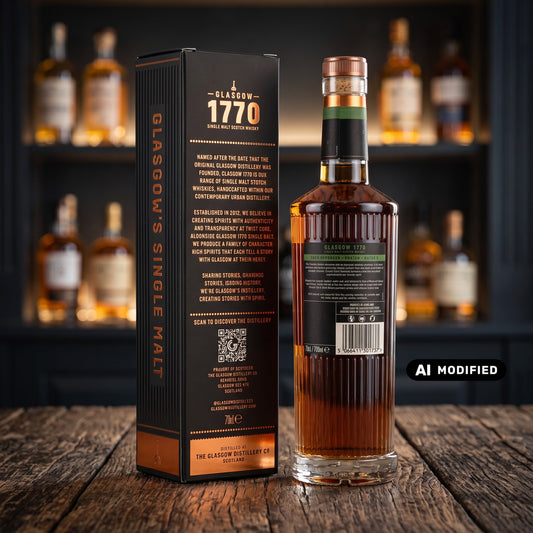 Whiskyquartier Glasgow 1770 Peated Cask Strength Batch 3 Single Malt Whisky Flasche mit Geschenkverpackung auf Holztisch