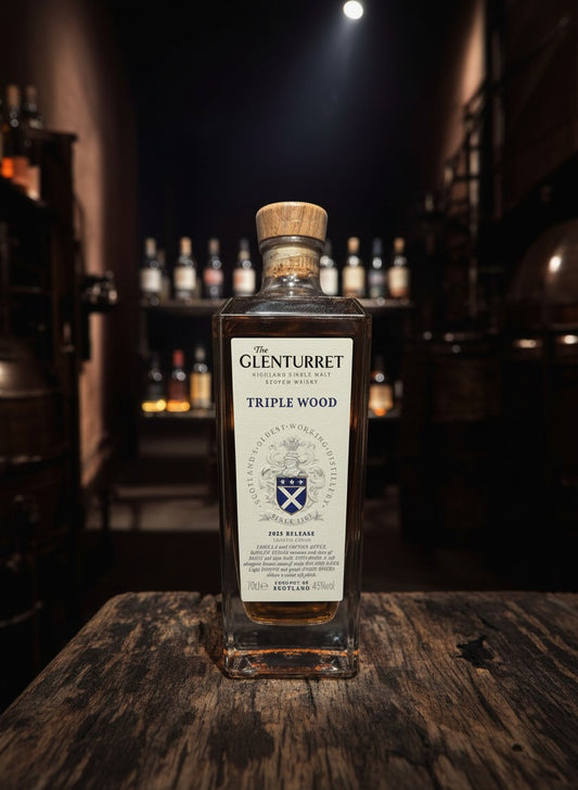 Glenturret Triple Wood 2025 Highland Single Malt Scotch Whisky in einer Glasflasche mit Holzkorken. Whiskyquartier.