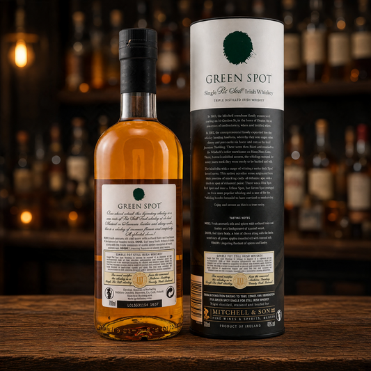 Whiskyquartier Green Spot Single Pot Still Irish Whiskey Flasche mit Verpackung auf einem Holztisch vor Whiskeyregal