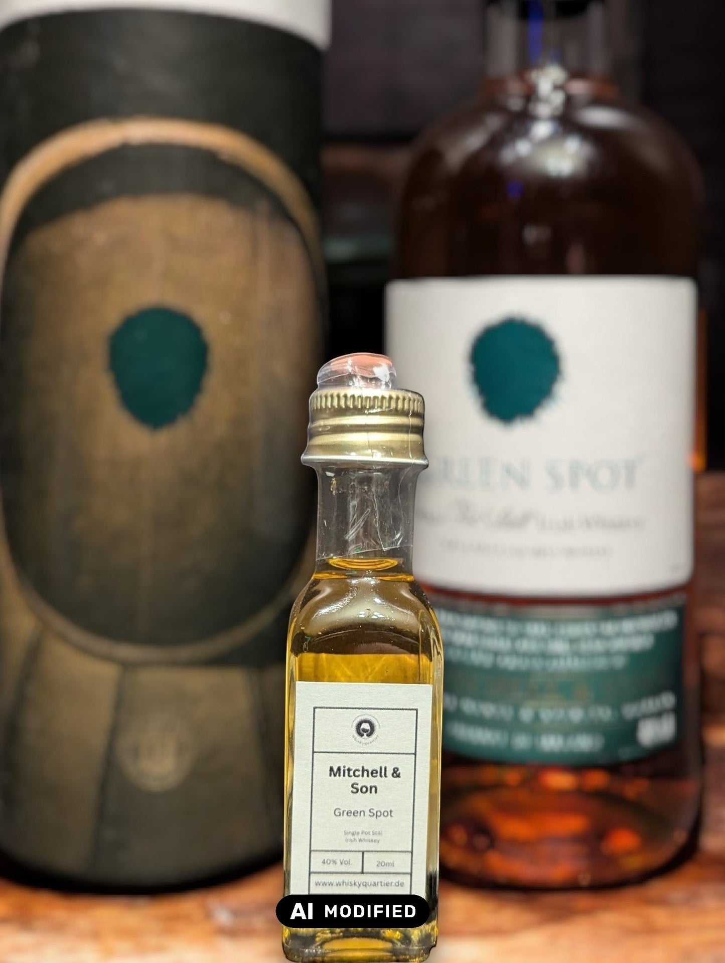 Whiskyquartier Green Spot Single Pot Still Irish Whiskey 0,7L in einer kleinen Probierflasche, goldene Flüssigkeit, traditionell.