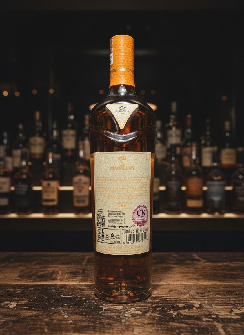 Macallan Harmony Collection Amber Meadow 0,7L Whisky in Glasflasche mit orangefarbenem Etikett und Verschluss, nachhaltige Verpackung
