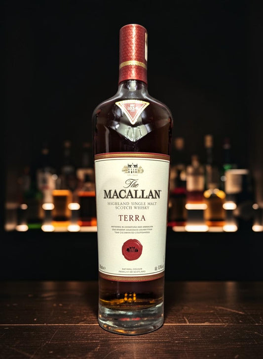 The Macallan Terra Single Malt Scotch Whisky 0,7L in Quest Collection, gereift in Sherry-Fässern, mit Noten von Karamell und Trockenfrüchten.