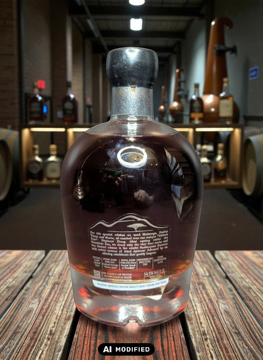 Whiskyquartier Ondjaba Signature Edition #1 Namibian Single Malt 0.7L Flasche mit bernsteinfarbener Flüssigkeit, vor einem Hintergrund von Destillierapparaten und Fässern.