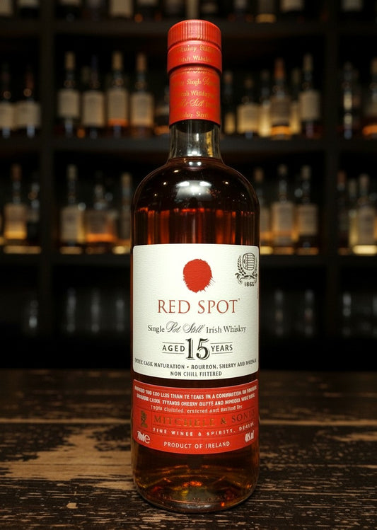 Whiskyquartier Red Spot 15 Jahre Single Pot Still Irish Whiskey in Glasflasche mit rotem Etikett und rotem Verschluss.