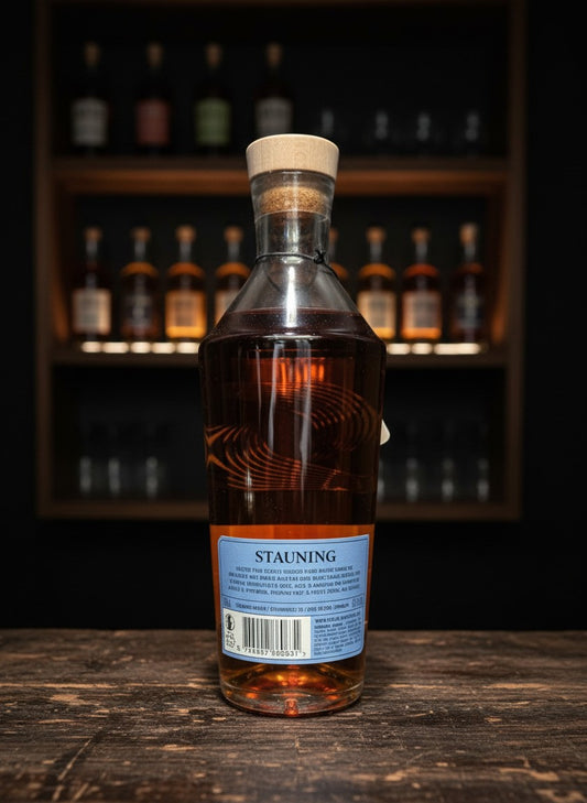 Whiskyquartier Stauning HØST 20th Anniversary Edition 0.7L Flasche mit bernsteinfarbener Flüssigkeit und nordischem Design.