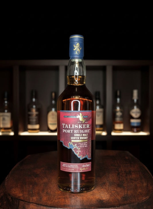Talisker Port Ruighe Single Malt Scotch Whisky 0.7L mit Port Cask Finish, bernsteinfarben, auf Holztisch