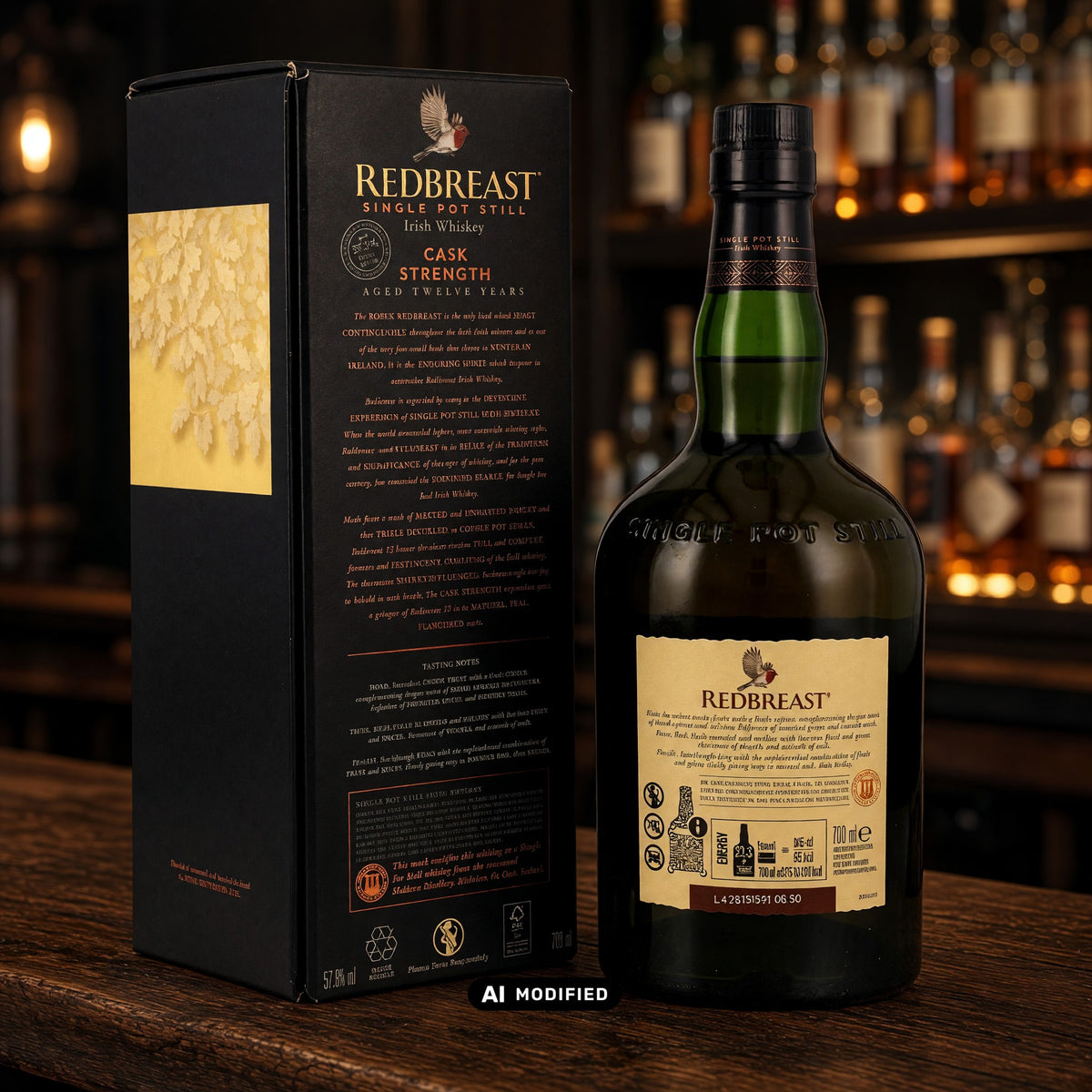 Whiskyquartier Redbreast 12 Jahre Cask Strength Whiskey Flasche mit schwarzer Geschenkverpackung auf Holztisch
