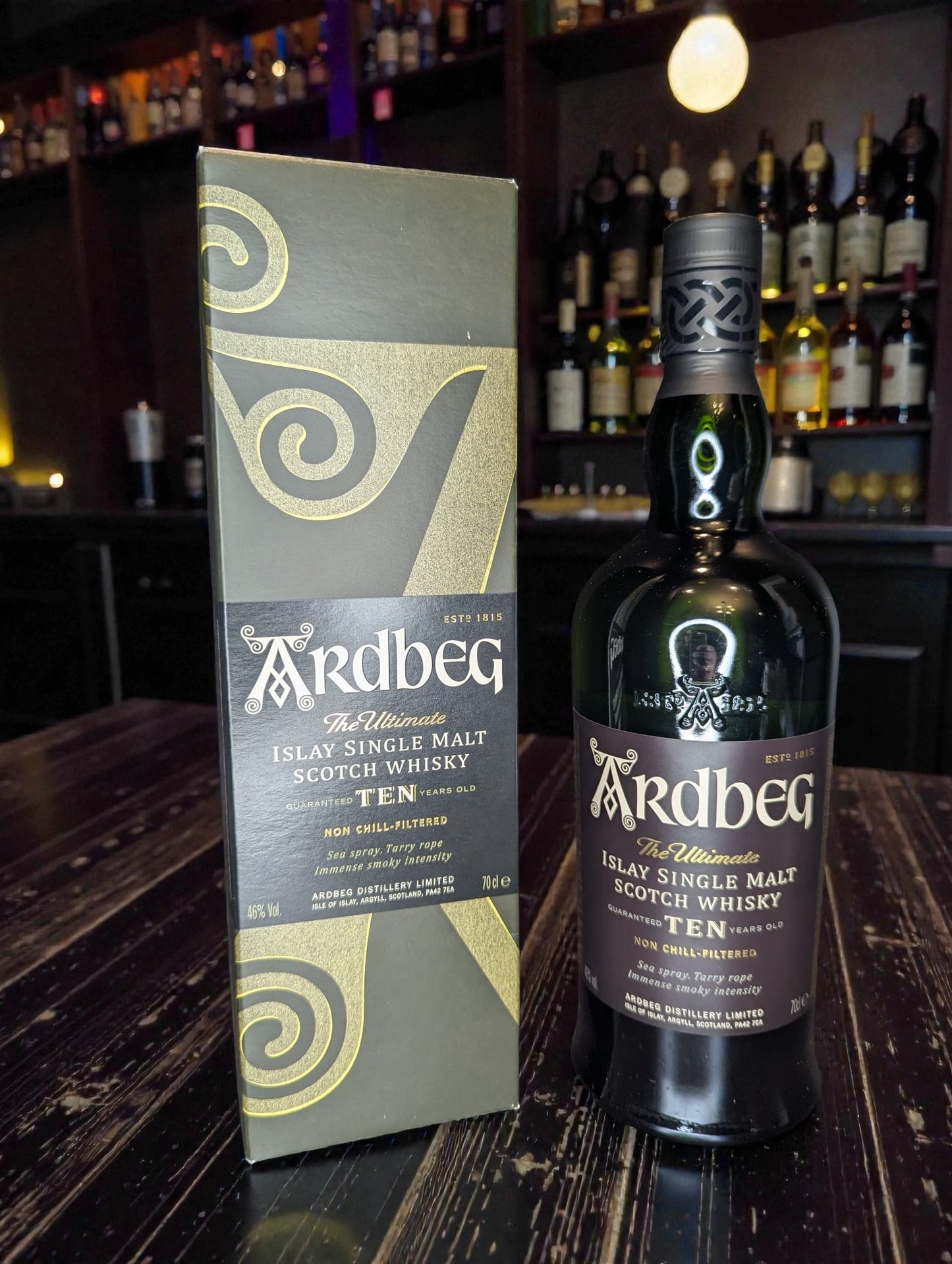 Ardbeg 10 Years Islay Whisky mit Geschenkverpackung
