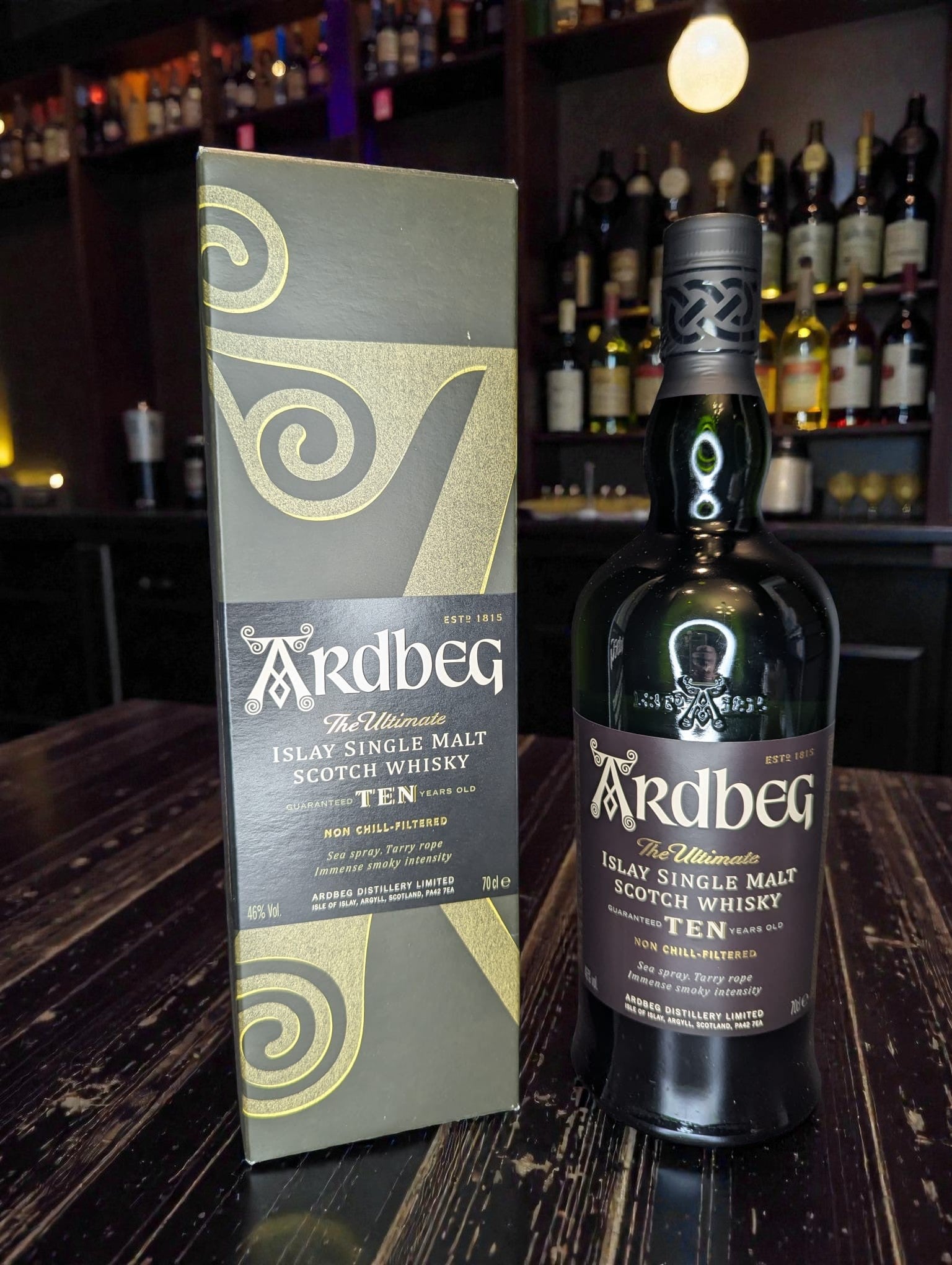 Ardbeg 10 Years Islay Whisky mit Geschenkverpackung
