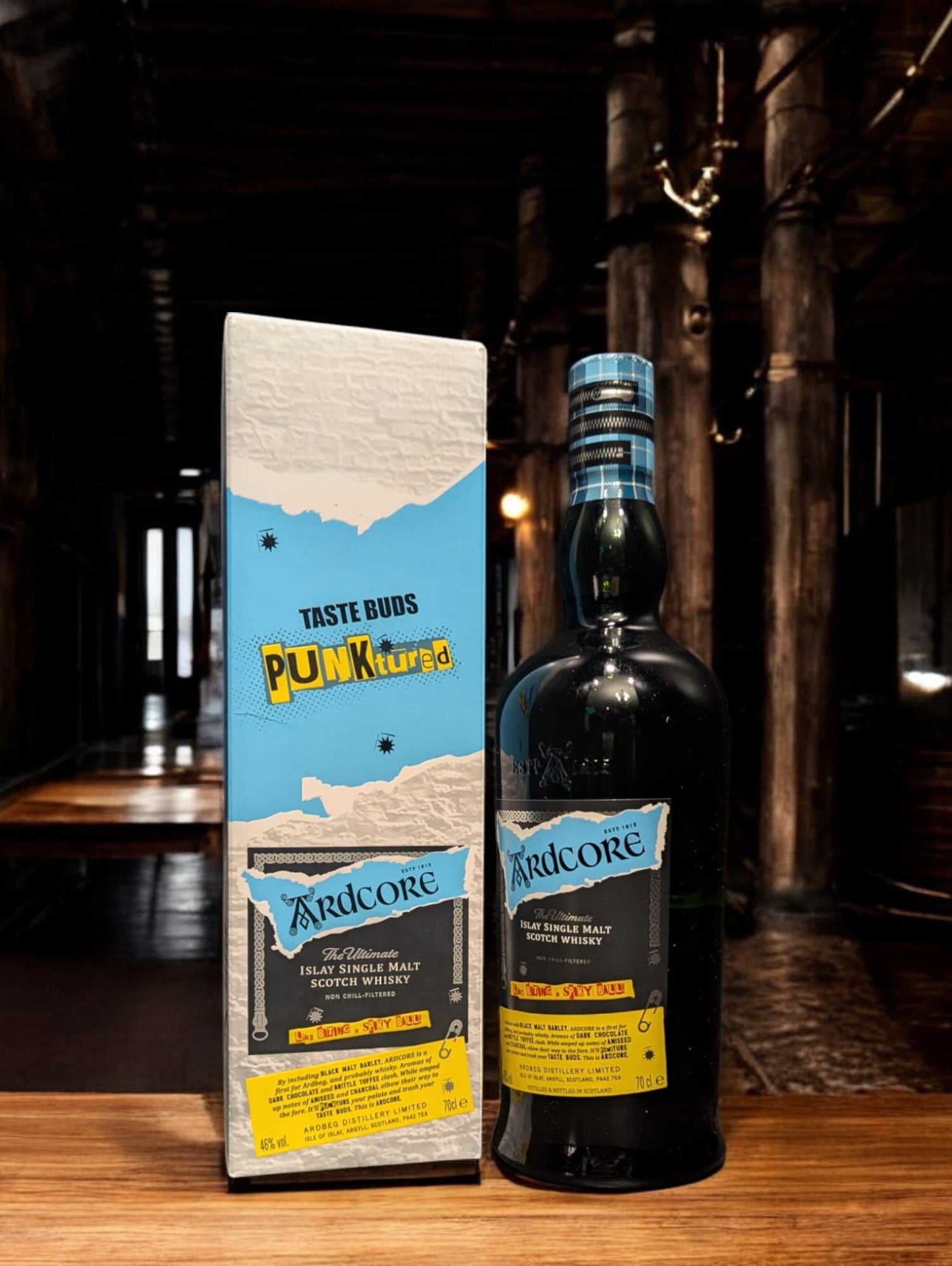 Ardbeg Ardcore Whisky-Flasche mit dunklem, mystischem Design und markantem Etikett, ideal für Sammler und Liebhaber rauchiger Single Malts.