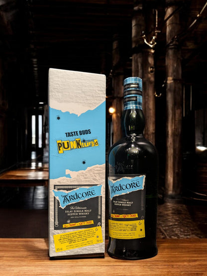 Ardbeg Ardcore Whisky-Flasche mit dunklem, mystischem Design und markantem Etikett, ideal für Sammler und Liebhaber rauchiger Single Malts.