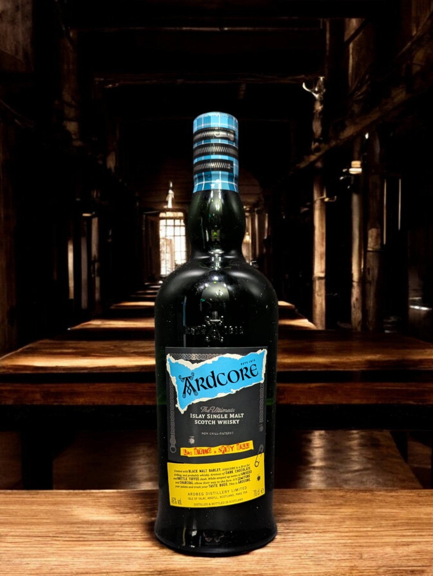 Ardbeg Ardcore Whisky-Flasche mit dunklem, mystischem Design und markantem Etikett, ideal für Sammler und Liebhaber rauchiger Single Malts.