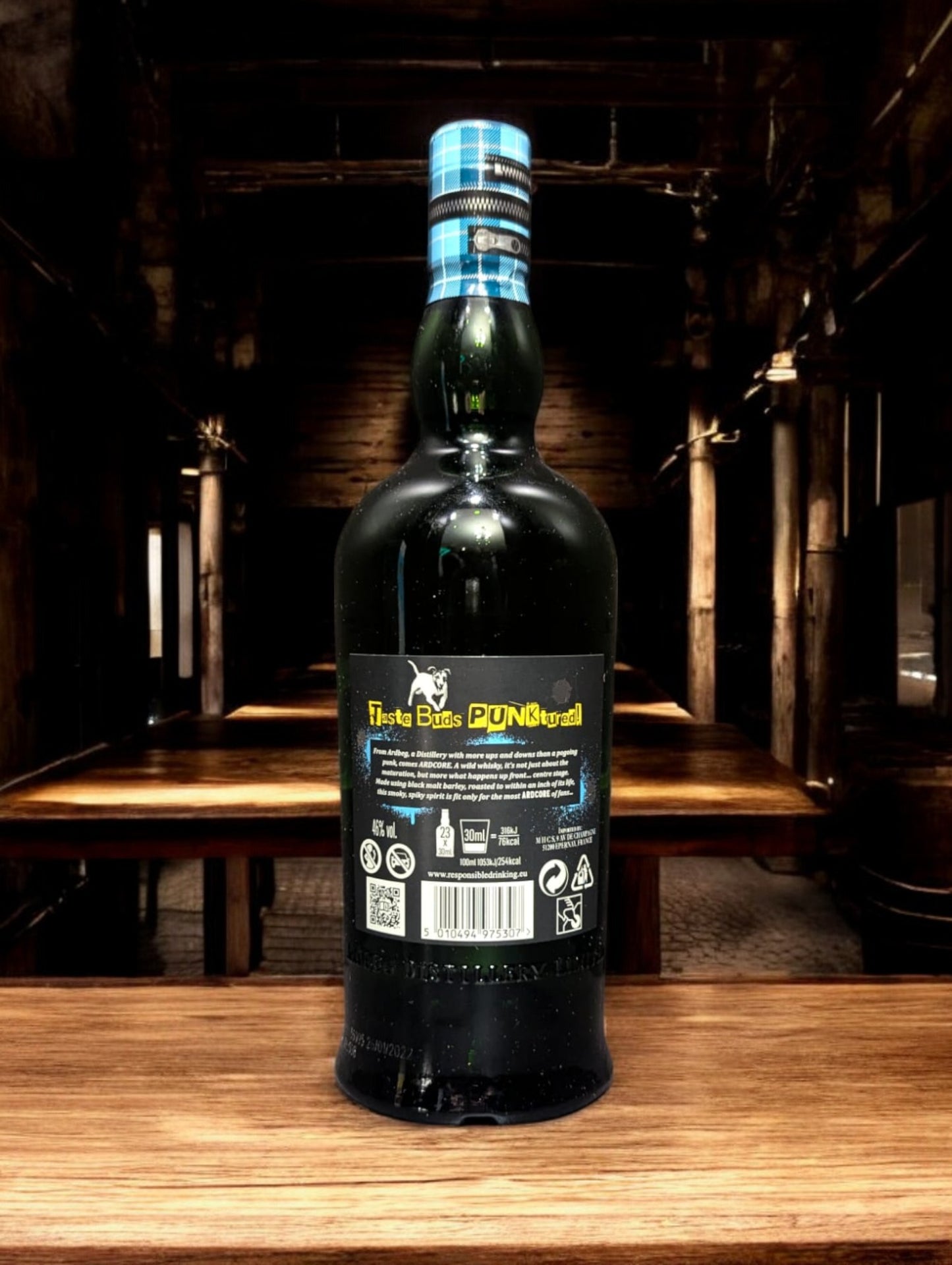 Ardbeg Ardcore Whisky-Flasche mit dunklem, mystischem Design und markantem Etikett, ideal für Sammler und Liebhaber rauchiger Single Malts.