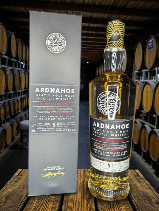 Flasche Ardnahoe Cask Strength Whisky vor dunklem Distillenhintergrund