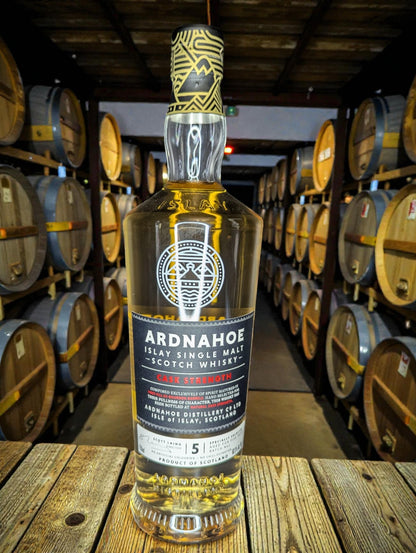 Flasche Ardnahoe Cask Strength Whisky vor dunklem Distillenhintergrund