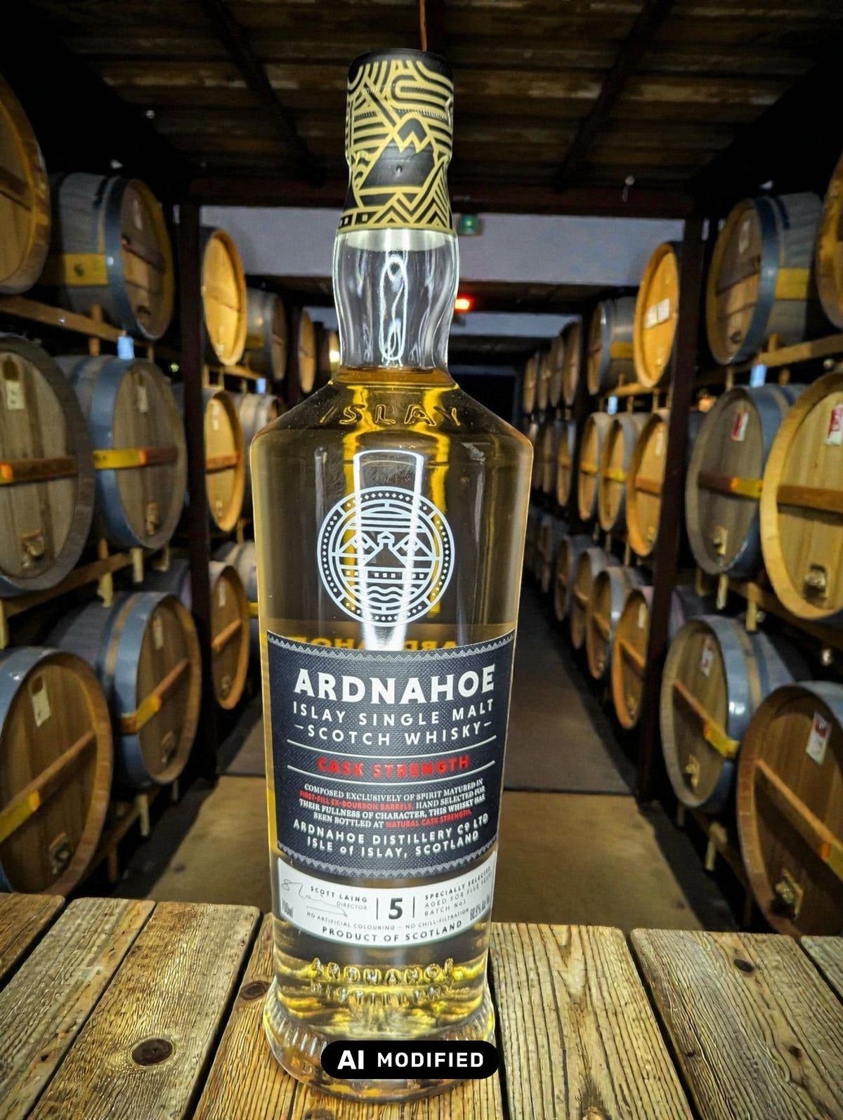 Flasche Ardnahoe Cask Strength Whisky vor dunklem Distillenhintergrund
