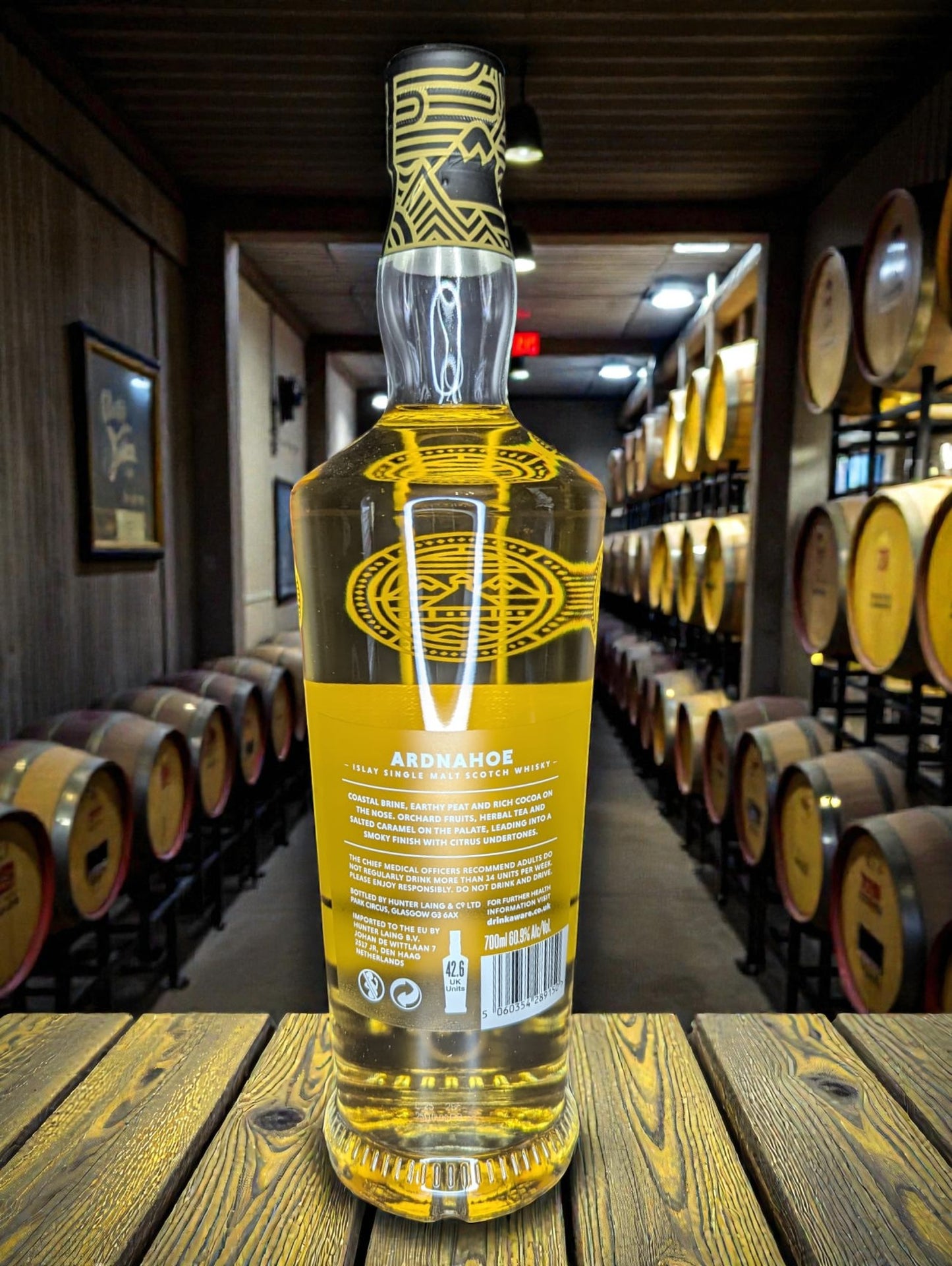 Flasche Ardnahoe Cask Strength Whisky vor dunklem Distillenhintergrund