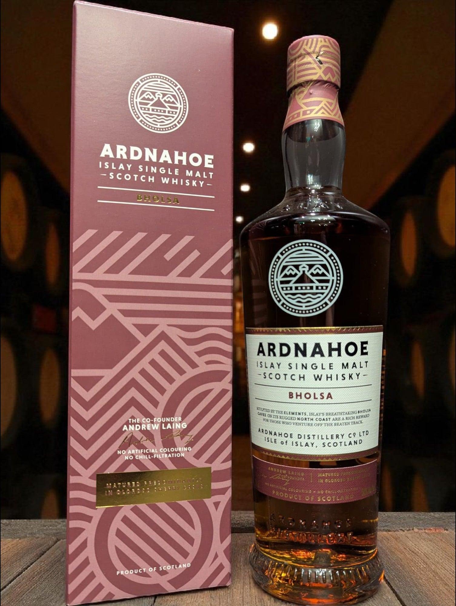 Flasche und Karton Ardnahoe Bholsa Whisky vor dunkelm Distillenhintergrund