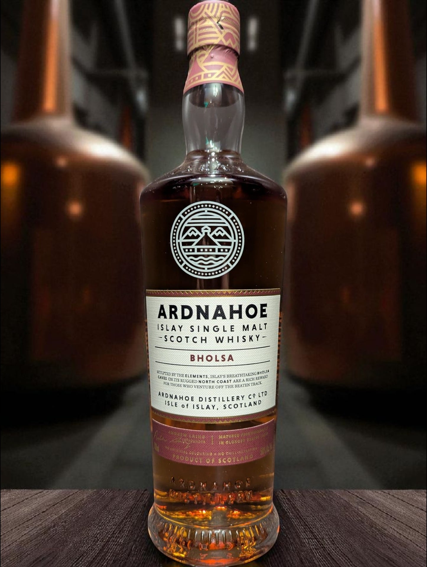 Flasche Ardnahoe Bholsa Whisky vor dunkelm Distillenhintergrund