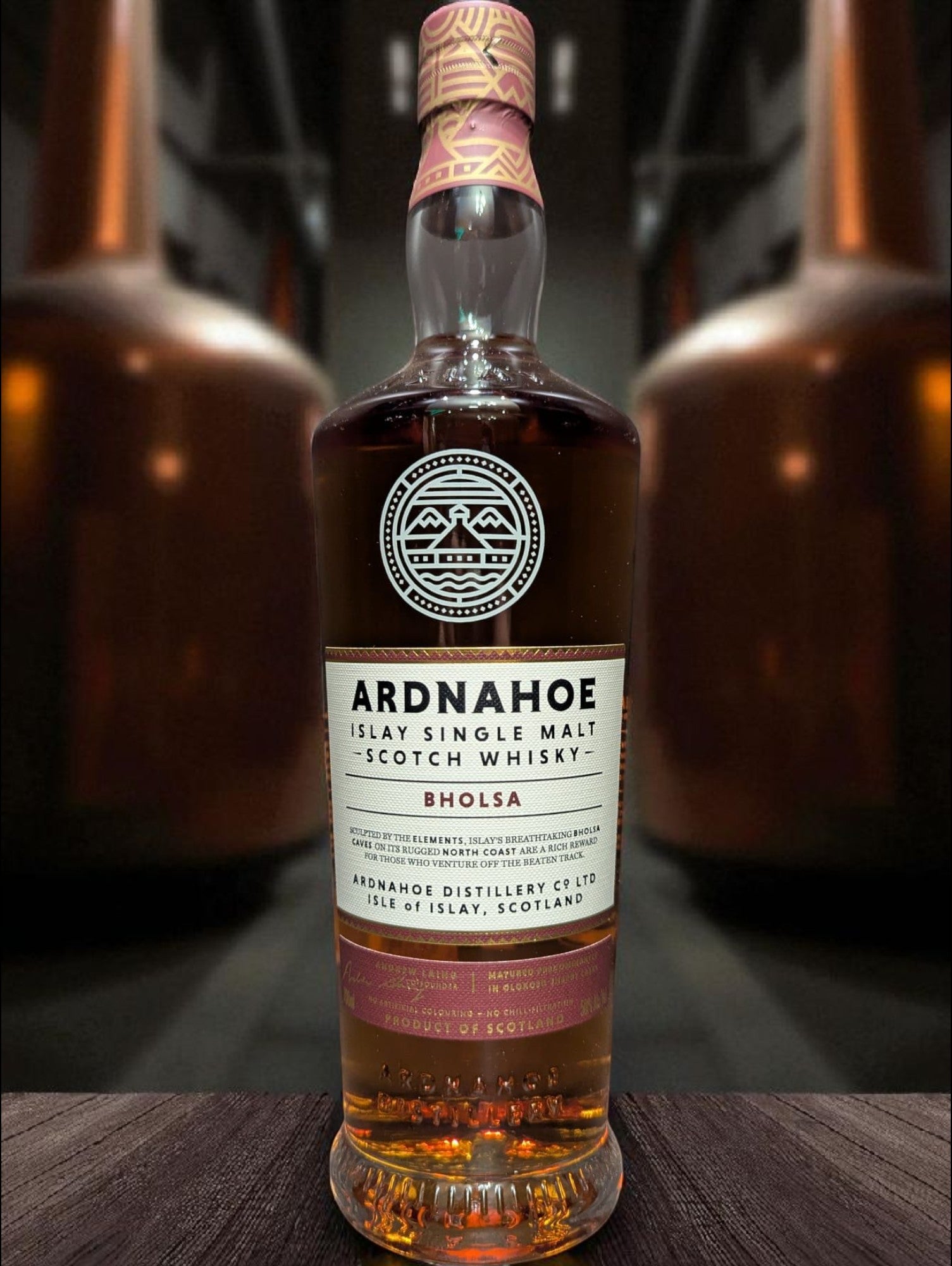 Flasche Ardnahoe Bholsa Whisky vor dunkelm Distillenhintergrund