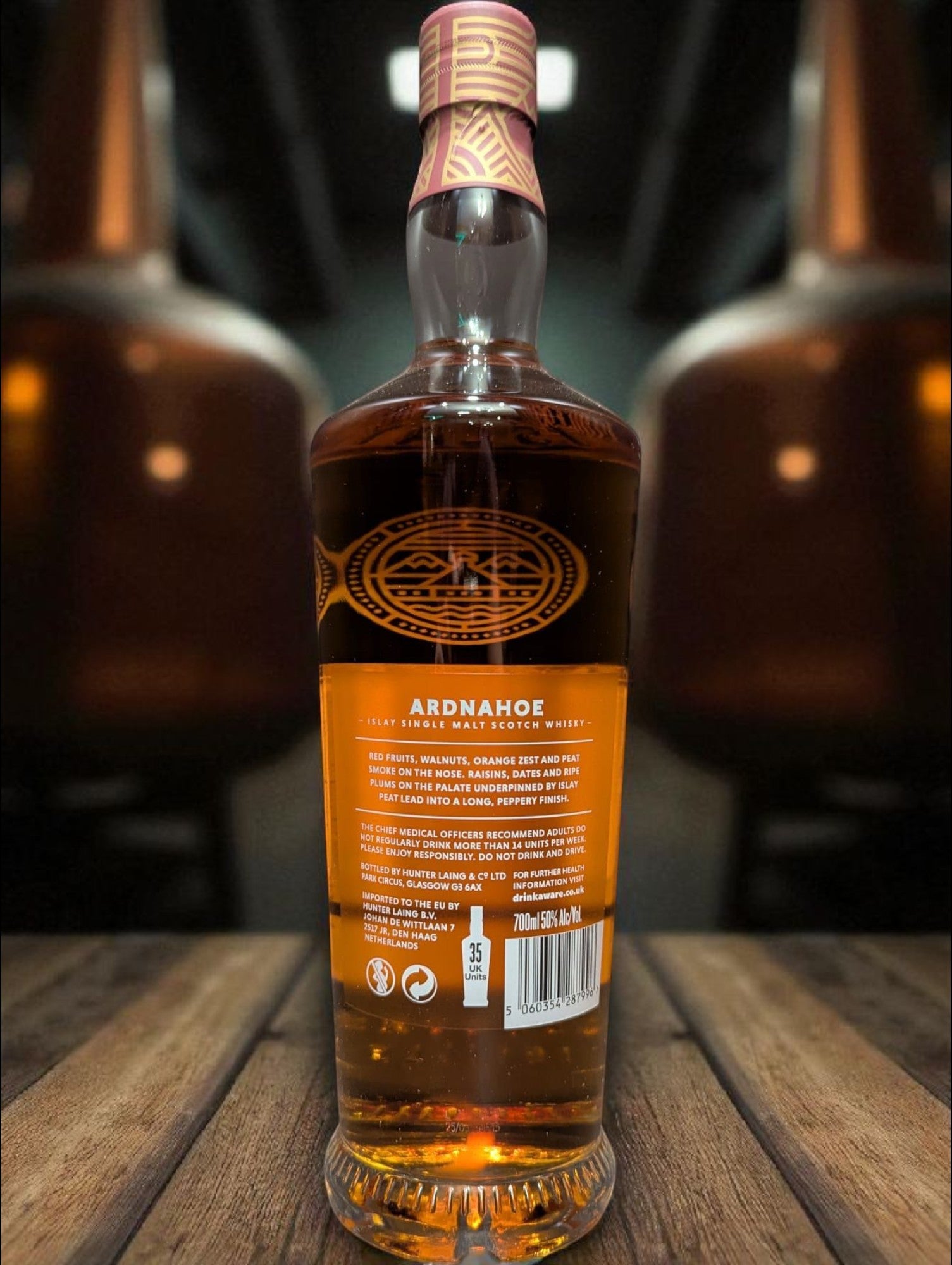 Flasche und Karton Ardnahoe Bholsa Whisky vor dunkelm Distillenhintergrund