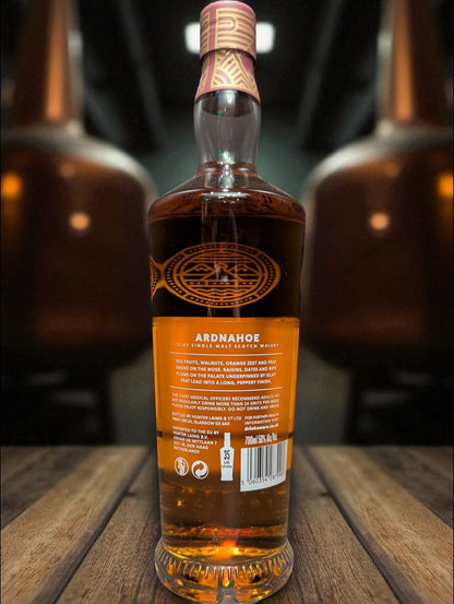 Flasche und Karton Ardnahoe Bholsa Whisky vor dunkelm Distillenhintergrund