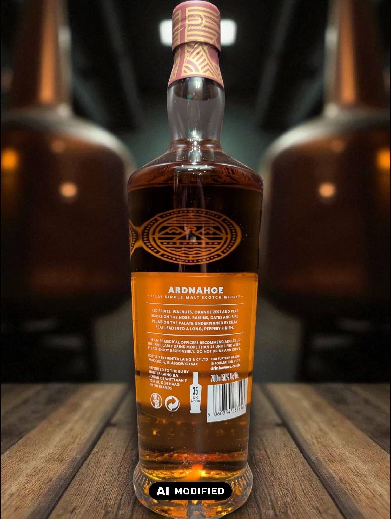 Flasche und Karton Ardnahoe Bholsa Whisky vor dunkelm Distillenhintergrund