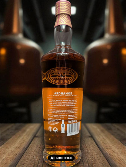 Flasche und Karton Ardnahoe Bholsa Whisky vor dunkelm Distillenhintergrund