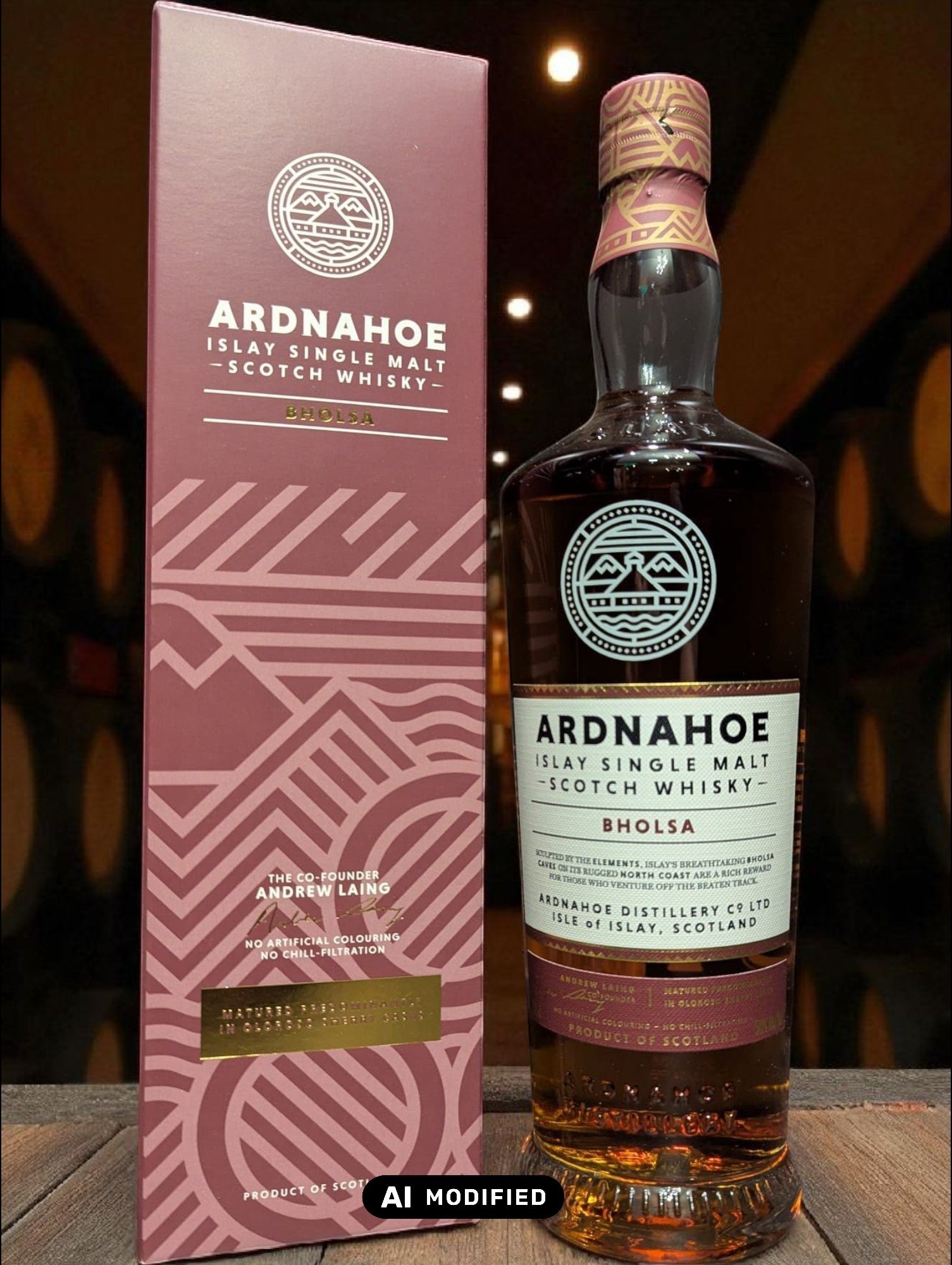 Flasche und Karton Ardnahoe Bholsa Whisky vor dunkelm Distillenhintergrund