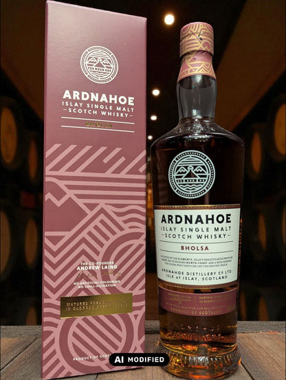 Flasche und Karton Ardnahoe Bholsa Whisky vor dunkelm Distillenhintergrund