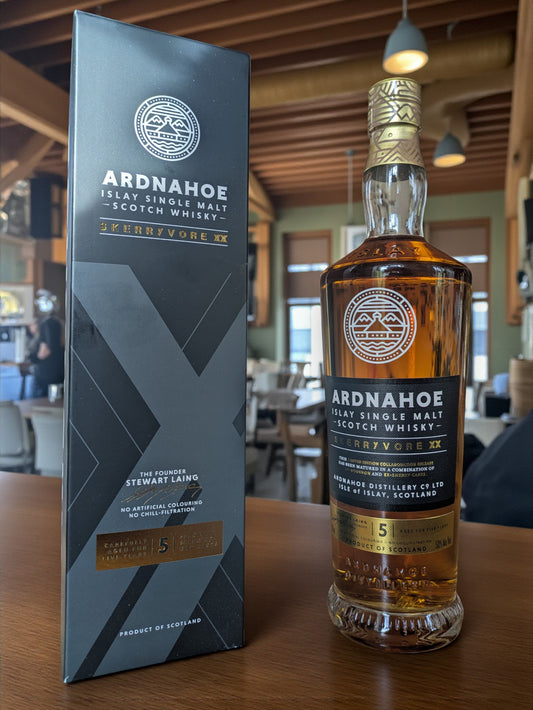 Ardnahoe Skerryvore XX Flasche vor dunklem Hintergrund in einer Distille