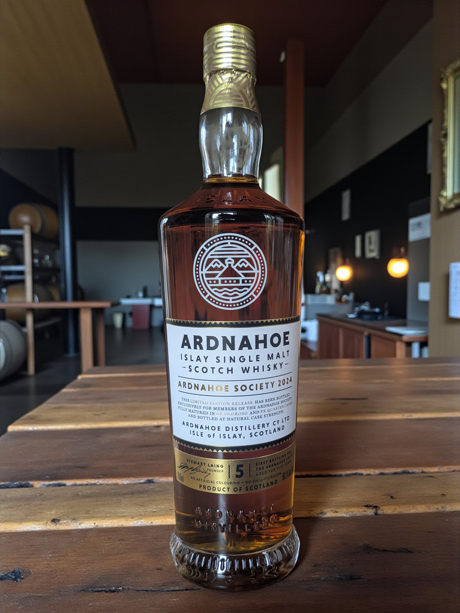 Eine Flasche Ardnahoe Society Whisky vor dunklem Hintergrund in einer Distille