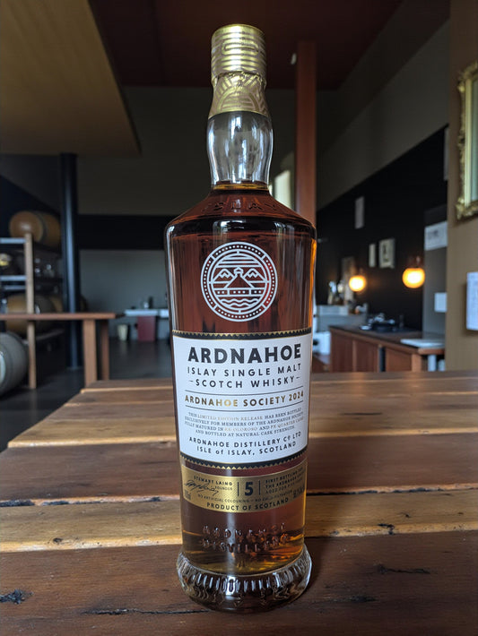 Eine Flasche Ardnahoe Society Whisky vor dunklem Hintergrund in einer Distille