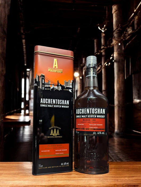 Auchentoshan Blood Oak Whiskyflasche, ein edler Single Malt Whisky aus der schottischen Lowland-Brennerei, bekannt für seine dreifache Destillation. Mit einer tiefen roten Farbe und reichen Aromen von Eichenholz, Gewürzen und roten Früchten präsentiert sich dieser Whisky als besondere Rarität.