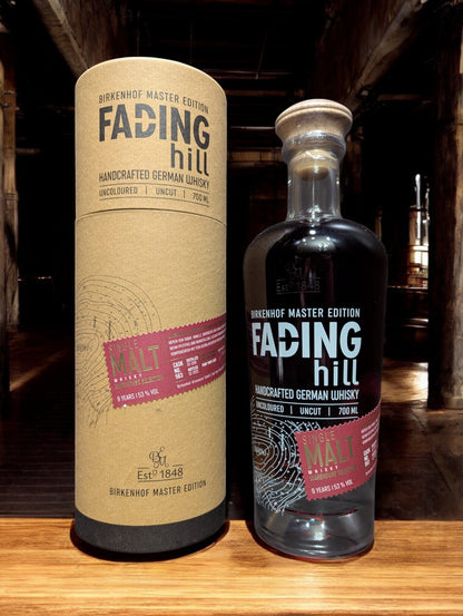 Eine Flasche Birkenhof Fading Hill Warehouse selection vor dunklem, holzigem Hintergrund