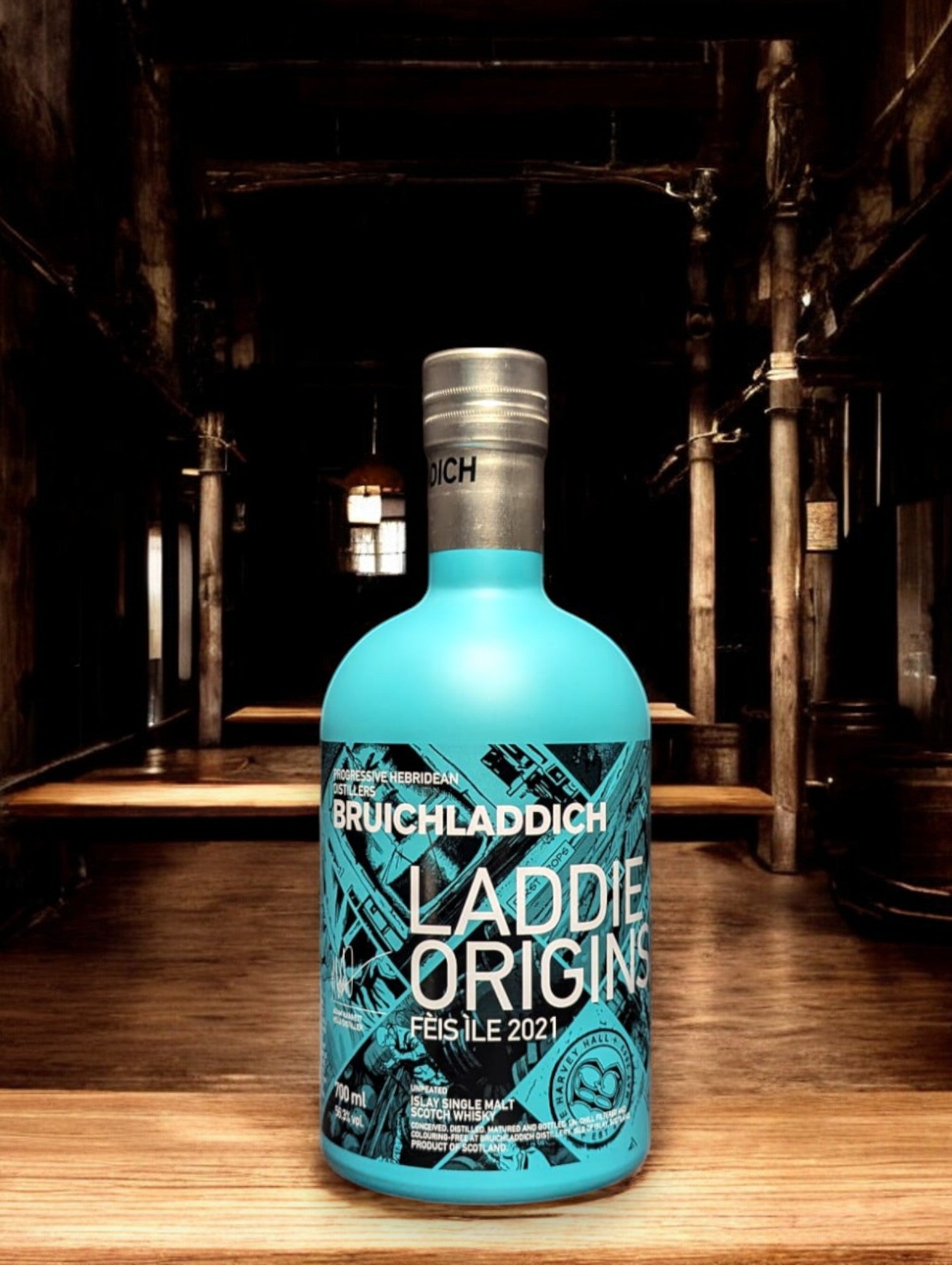 Bruichladdich Laddie Origins Fèis Ìle Edition Whiskyflasche, präsentiert vor einem stilvollen Hintergrund, der die limitierte Sonderedition würdigt. Mit ihrem eleganten Design und der Verbindung zur Whiskytradition der Fèis Ìle Feierlichkeiten ist sie ein Highlight für Liebhaber und Sammler.