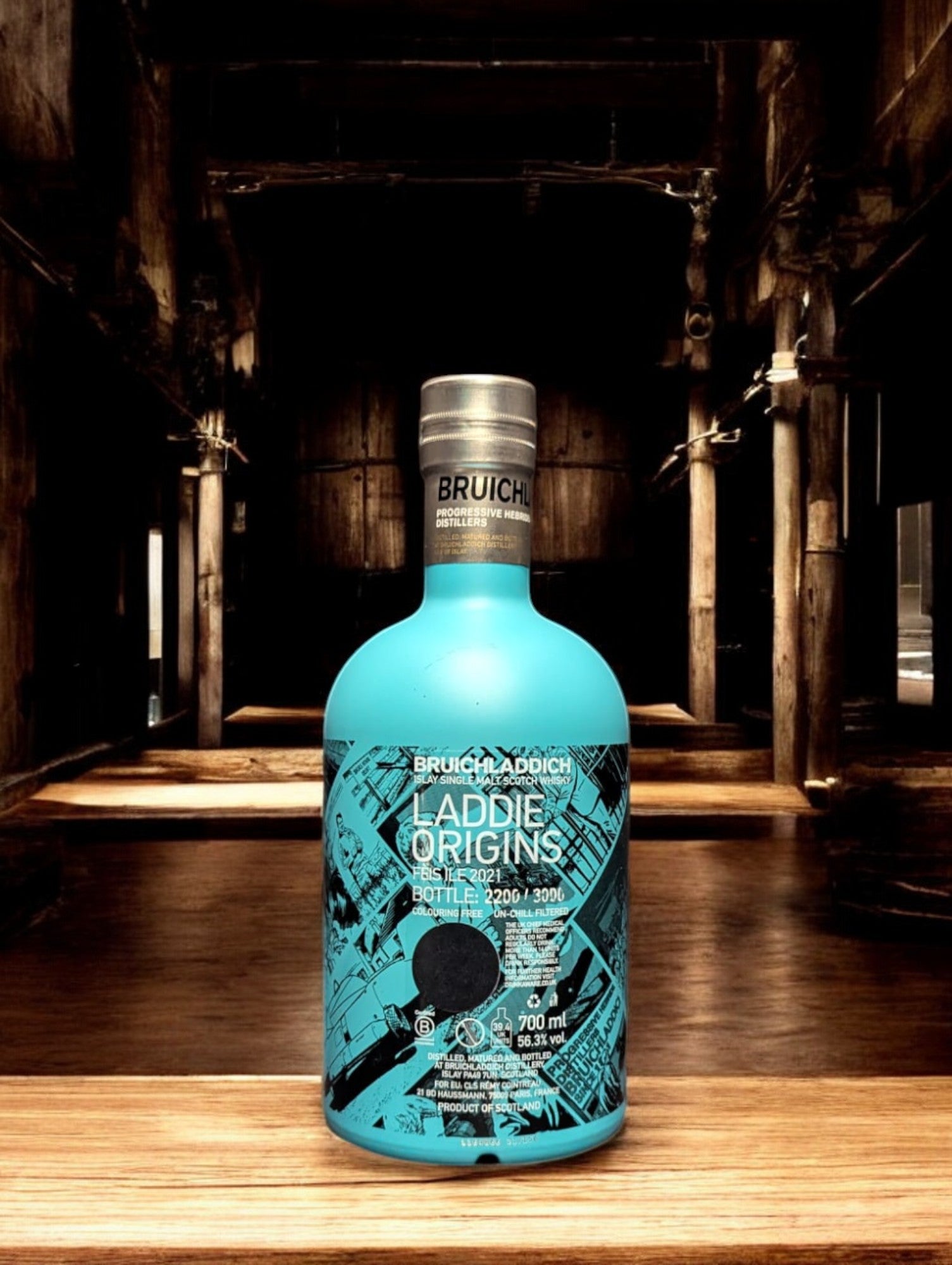 Bruichladdich Laddie Origins Fèis Ìle Edition Whiskyflasche, präsentiert vor einem stilvollen Hintergrund, der die limitierte Sonderedition würdigt. Mit ihrem eleganten Design und der Verbindung zur Whiskytradition der Fèis Ìle Feierlichkeiten ist sie ein Highlight für Liebhaber und Sammler.
