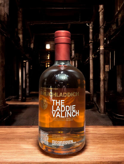 Bruichladdich The Laddie Valinch No. 12 Whiskyflasche in hochwertigem Design, präsentiert mit detailliertem Etikett, das die handverlesene Abfüllung und den einzigartigen Geschmack dieses Single Malt Scotch Whiskys aus der renommierten Brennerei Bruichladdich auf der schottischen Insel Islay hervorhebt.
