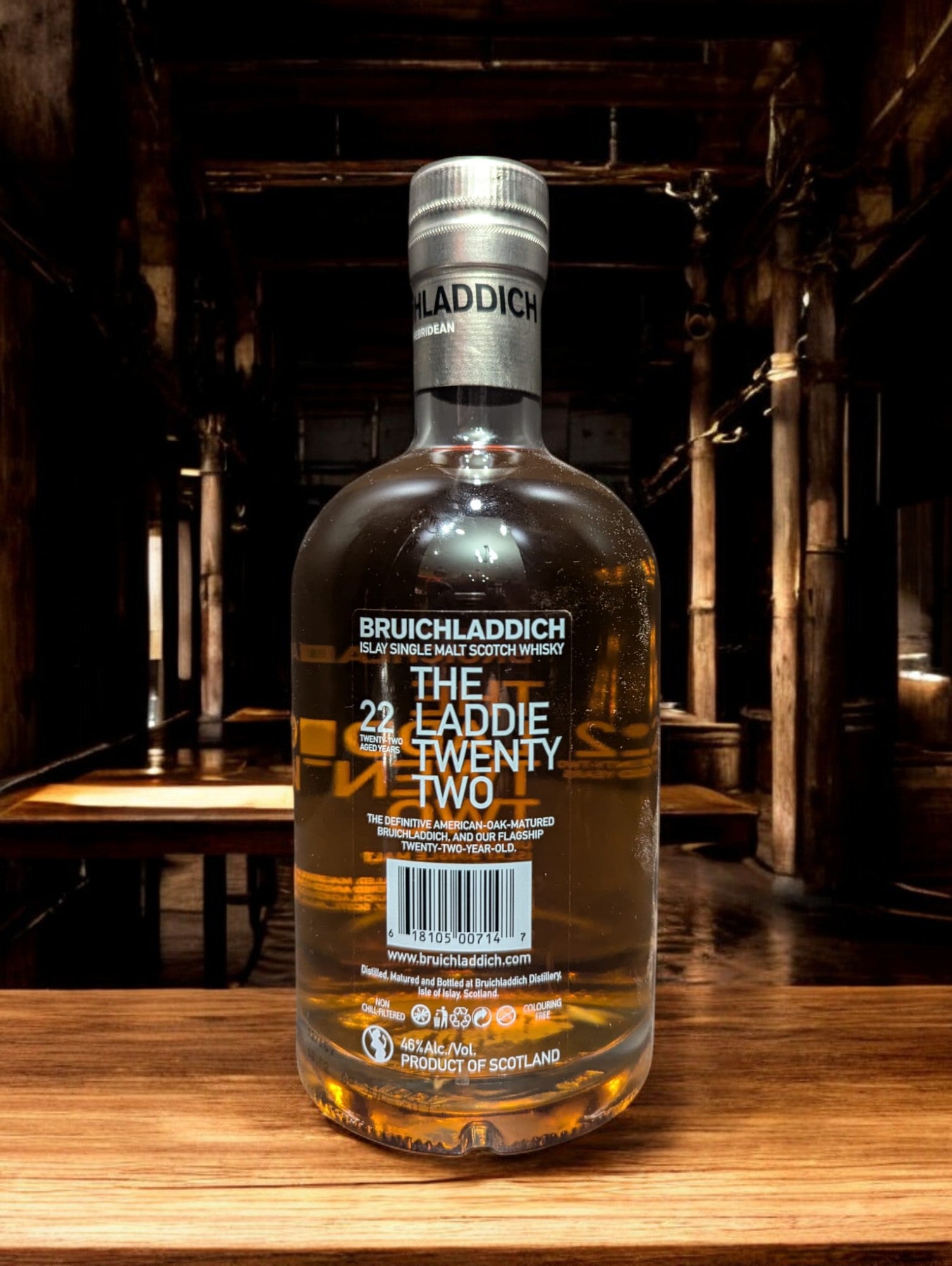 Bruichladdich Laddie Twenty Two Single Malt Scotch Whisky mit eleganter Flasche, blauem Etikett und hochwertiger Verpackung, präsentiert auf einem stilvollen Hintergrund. Ein seltener und gereifter Whisky, der durch seine 22 Jahre Fassreifung mit komplexen Aromen und außergewöhnlichem Charakter überzeugt.