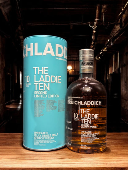 Bruichladdich The Laddie Ten Whiskyflasche mit charakteristischem türkisfarbenem Design, ein 10-jähriger Single Malt Scotch Whisky aus Schottland, bekannt für seine weiche Textur, fruchtigen Aromen und handwerkliche Herstellung, präsentiert vor einem schlichten Hintergrund zur Betonung des einzigartigen Flaschendesigns.